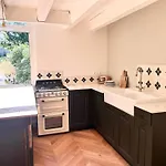 Maison Atypique Au Coeur De Montpellier, Cours Et Parking