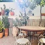 Maison Atypique Au Coeur De Montpellier, Cours Et Parking *